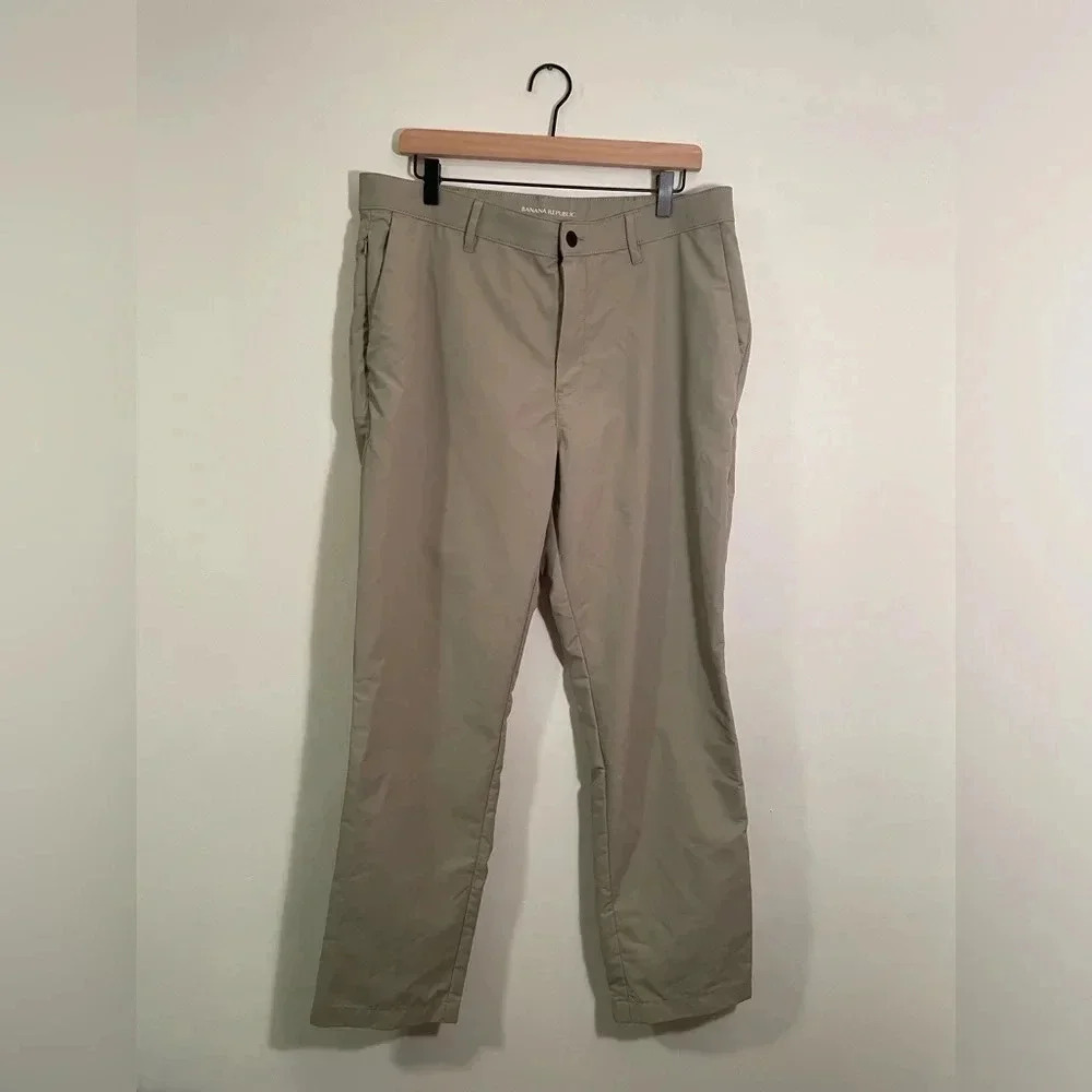 Banana Republic Mens Chino Pants Ivory Straight Leg Zip Fly Size 36x30 Polyester